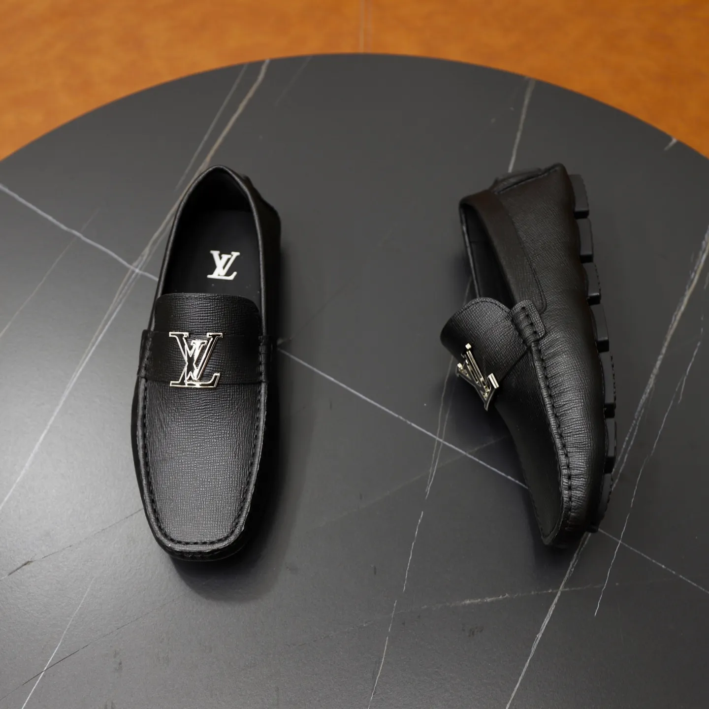 Ex-factory price: 480💰【LV】Louis Vuitton ⚠️High-end men’s driving and pedal series ⚠️38-44 (customized for 45) ⚠️All original cowhide leather! Thick and soft! Made entirely of calfskin lining! Rubber sheet anti-slip beanie sole! Three-dimensional package technology! Fashionable and classic! Handicrafts! Original high quality! Feel free to compare!